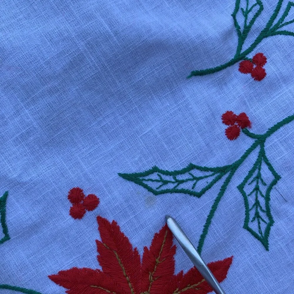 Vintage Embroidered Cotton Christmas Round Tablecloth 57” Yarn Fringe 5 Napkins